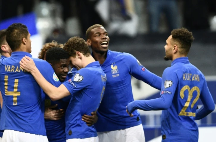 L'équipe de France félicite le défenseur Samuel Umtiti (3e g), buteur lors du match de qualification à l'Euro 2020 face à l'Islande, au Stade de France, le 25 mars 2019