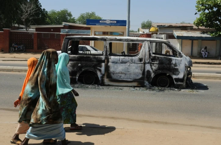 Un véhicule carbonisé dans une rue de Damaturu après un attentat, le 7 novembre 2011 au Nigeria