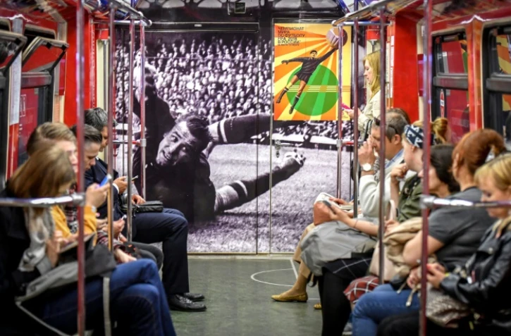 Des passagers dans une rame de métro décorée avec une photo du légendaire gardien russe Lev Yachine, le 13 juin 2018 à Moscou