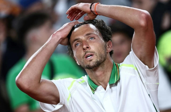 Le Français Arthur Rinderknech battu par l'Américain Taylor Fritz au 2e tour de Roland-Garros, le 1er juin 2023 à Paris 