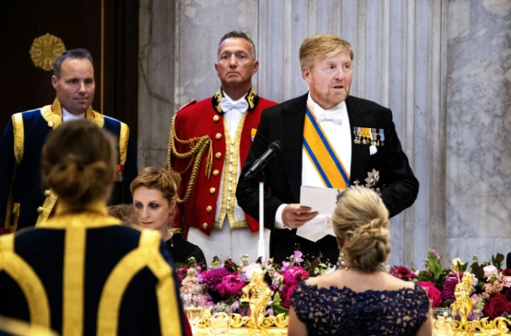 Le roi des Pays-Bas Willem-Alexander (à droite) prononce un discours lors d'un dîner de gala avec le corps diplomatique au palais royal d'Amsterdam, le 14 juin 2023