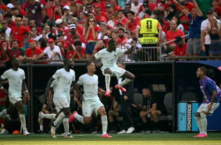 L'équipe de France, avec notamment un but d'Ousmane Dembélé (à droite) n'a laissé aucune chance au Maroc lors du quart de finale du Mondial conclu sur le score de 2-0 à Foxboro, le 9 juillet 2026