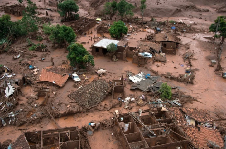Une vue aérienne de dommages après la rupture d'un barrage de déchets de minerai de fer près du village de Bento Rodrigues dans l'État de Minas Gerais, dans le sud-est du Brésil, le 6 novembre 2015