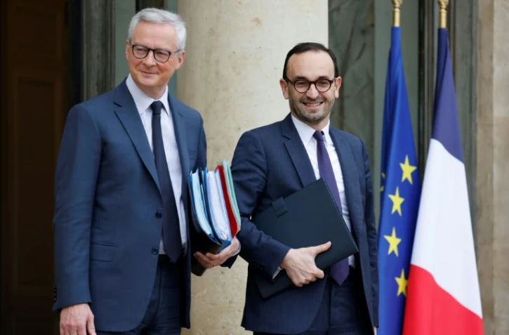 Le ministre de l'Economie et des finances Bruno Le Maire (g) et le ministre délégué aux Comptes publics Thomas Cazenave, sur le perron de l'Elysée, à Paris, le 12 décembre 2023