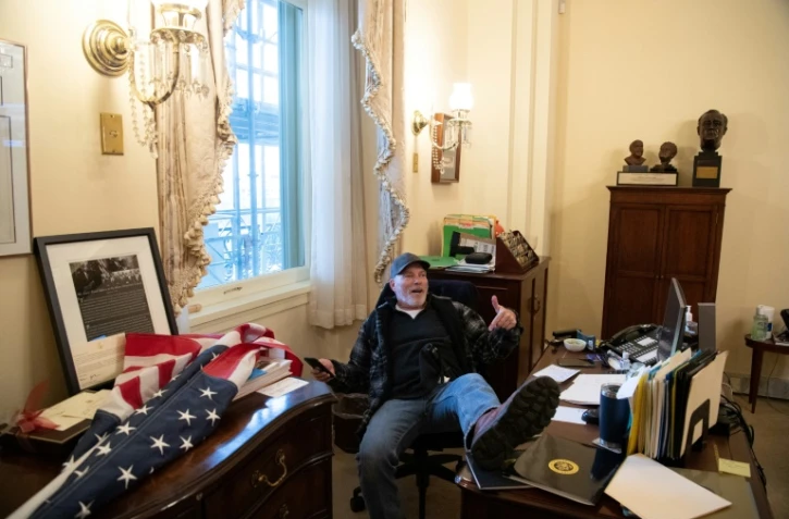 Richard Barnett, après son intrusion dans le bureau de la chef de file des démocrates à la Chambre des représentans, Nancy Pelosi, mercredi