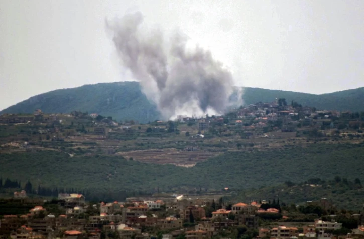 Un panache de fumée après une frappe aérienne israélienne sur le village de Zibqin, dans le sud du Liban, le 17 mai 2026