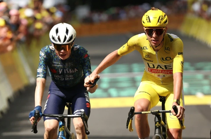 Le coureur slovène Tadej Pogacar (à droite) et son rival danois Jonas Vingegaard (à gauche) cà l'arrivée de la 11e étape du Tour de France, au Lioran, le 10 juillet 2024