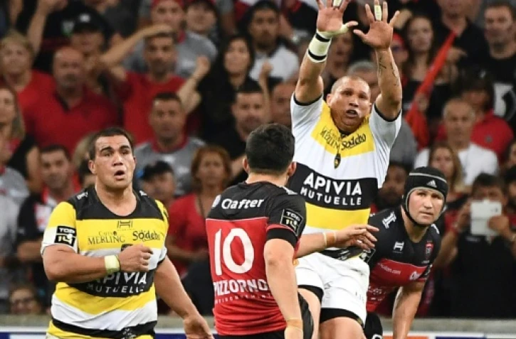 L'ouvreur Anthony Belleau (c) frappe le drop qui envoie Toulon en finale du Top 14 au détriment de La Rochelle, au Vélodrome, le 26 mai 2017