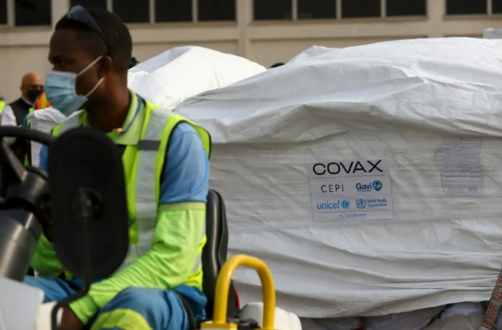 Cargaison de vaccins contre le Covid-19 avec la mention Covax à l'aéroport d'Accra, le 24 février 2021
