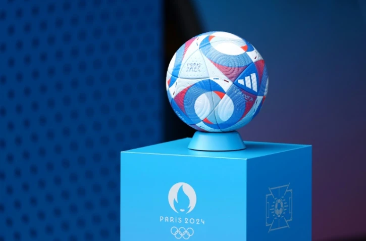 Le ballon officiel du tournoi de foot des JO, au Parc des Princes, l'un des deux stades des deux premiers événements sportifs des Jeux, deux matxches de foot, le 24 juillet 2024 à Paris