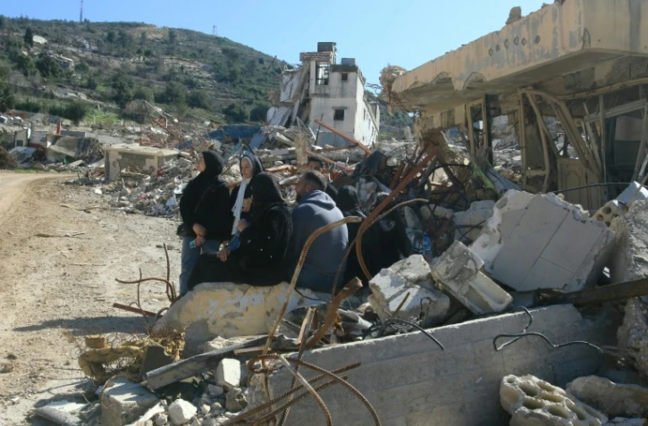 Des habitants libanais de retour dans leur village, au milieu des gravats à Aadaïssé, au Liban, le 18 février 2025