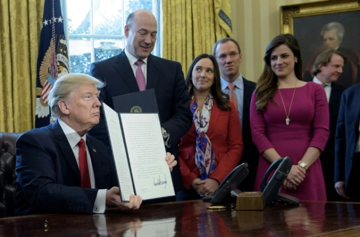 Le président américain Donald Trump signe deux décrets ordonnant un réexamen de la réglementation financière élaborée après la crise financière de 2008, en particulier la loi Dodd-Frank sur la réforme de Wall Street, le 3 février 2017 à Washington
