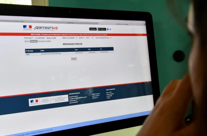 Une lycéenne regarde les résultats de ses voeux sur le site de Parcousup, à Lille, le 22 mai 2018