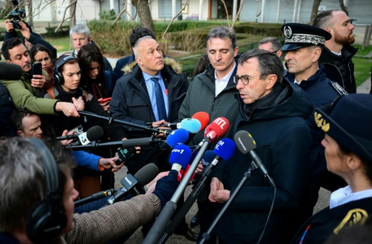Le ministre de l'Intérieur Bruno Retailleau à Grenoble le 14 février 2025, en présence du maire écologiste Eric Piolle (G) et de la préfète de l'Isère Catherine Seguin (D), après l'attaque à la grenade d'un bar de la ville