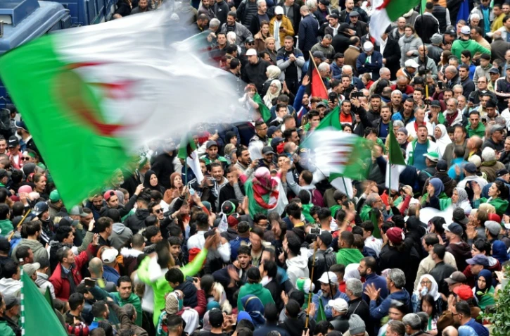 Des Algériens manifestent contre le gouvernement dans la capitale Alger, le 20 décembre 2019