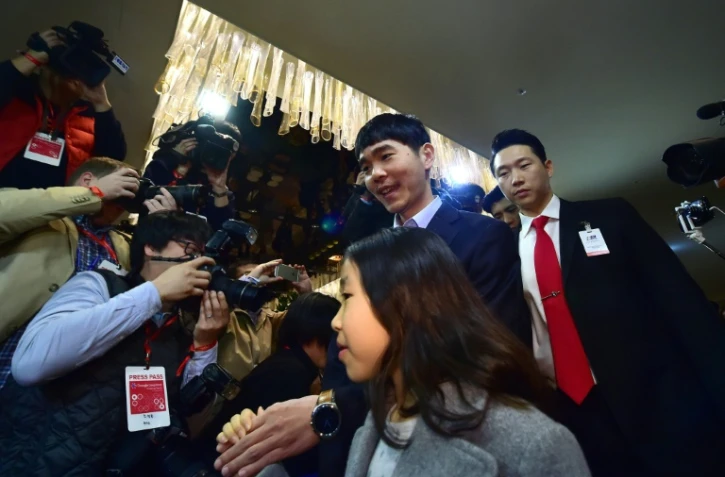 Le Sud-Coréen Lee Se-Dol (c), l'un des plus grands maîtres de go, avec sa fille (c, au premier plan) avant sa 5e et dernière partie contre AlphaGo à Séoul, le 15 mars 2016