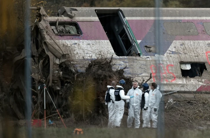 Une équipe d'urgence travaille sur le lieu de l'accident d'une motrice et d'une rame de TGV dans un canal à Eckwersheim, près de Strasbourg, dans le nord-est de la France, le 15 novembre