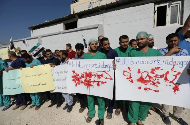 Des médecins et infirmiers manifestent à Atmé, dans la région d'Idleb, en Syrie, le 16 septembre 2018.