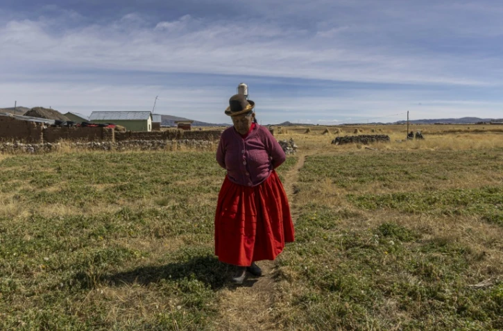 Dominga Quenta marche près de sa maison dans la communauté de Caritamaya, près du lac Titicaca, dans la région de Puno, au Pérou, le 30 mai 2026