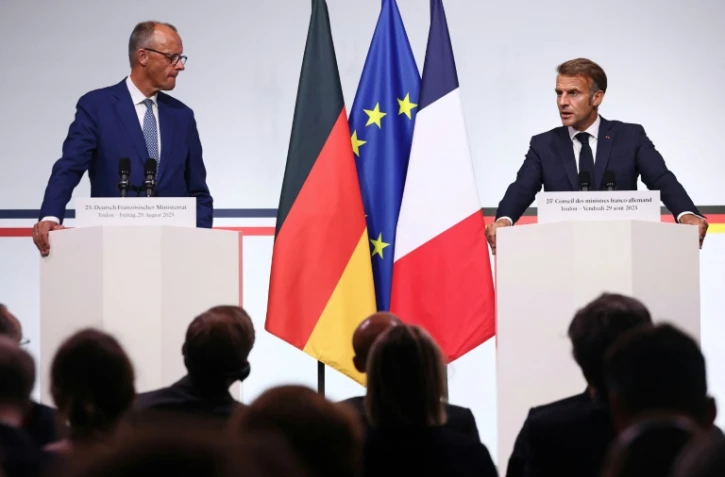 Le président français Emmanuel Macron (d) et le chancelier allemand Friedrich Merz, le 29 août 2025 à Toulon, dans le Var