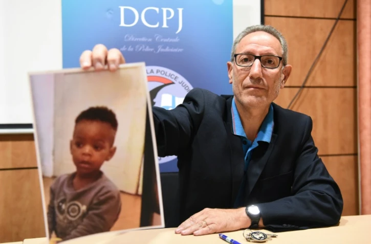 Le directeur interrégional de la police judiciaire (DIPJ) Eric Arella montre la phto d'Osnachi, kidnappé à Marseille, le 5 mai 2019