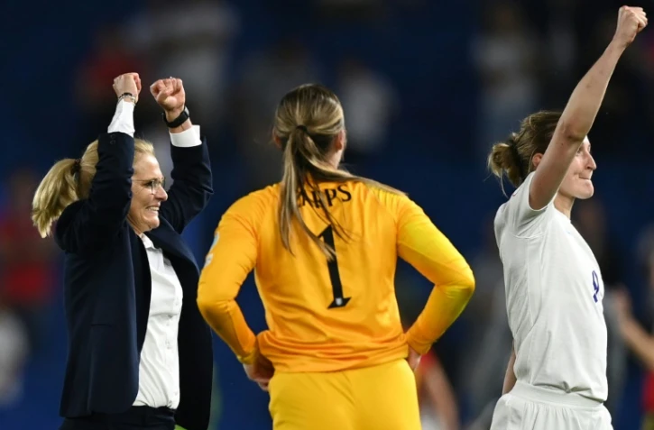 La sélectionneuse de l'Angleterre Sarina Wiegman soulagée comme ses joueuses après avoir écarté l'Espagne en quarts de l'Euro à Brighton, le 20 juillet 2022 
