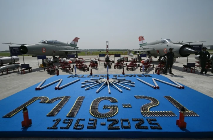 Des avions de chasse MiG-21 de l'armée de l'air indienne sur le tarmac de la base aérienne de Chandigarh, avant leur départ définitif, le 24 septembre 2025