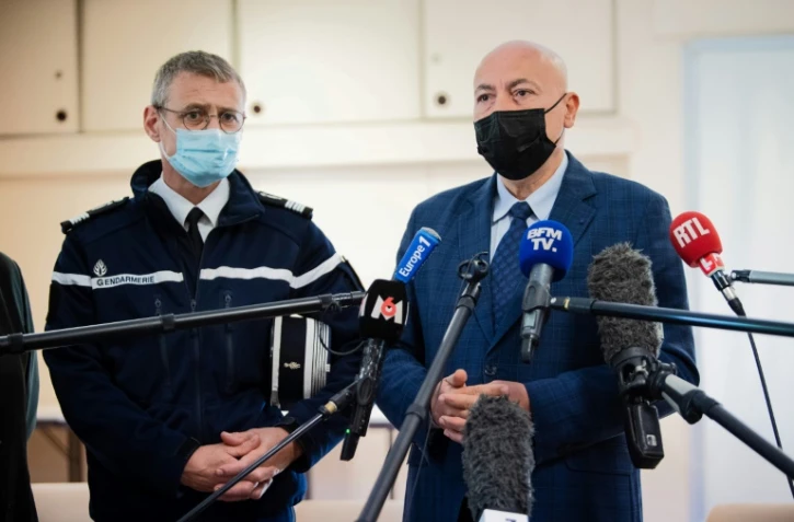Le procureur de Nîmes Eric Maurel parle aux journalistes aux Plantiers le 12 mai 2021. A ses côtés, le colonel de gendarmerie Haas