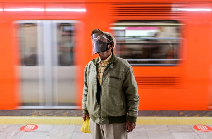 Un homme porte un masque contre le Covid-19 dans une station du métro de Mexico le 28 janvier 2021