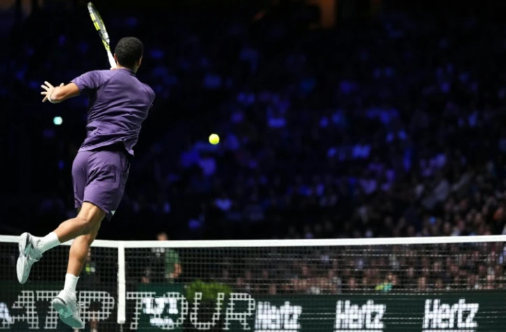 Le Canadien Félix Auger-Aliassime retourne le service du Kazakhstanais Alexander Bublik lors de la demi-finale du Masters 1000 de Paris, le 1er novembre 2025