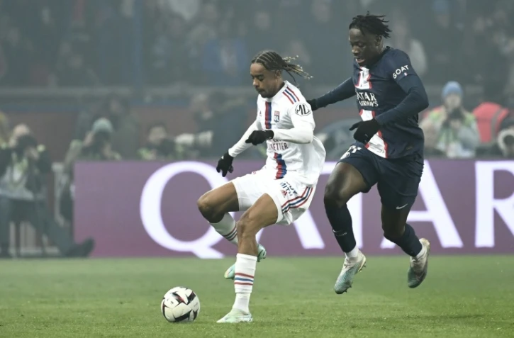L'attaquant et buteur lyonnais Bradley Barcola devant le défenseur parisien El Chadaille Bitshiabu, le 2 avril 2023 au Parc des Princes 