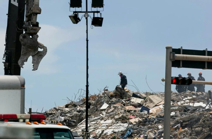 Des secouristes cherchent des survivants dans les ruines de l'immeuble effondré à Surfside, en Floride, le 26 juin 2021