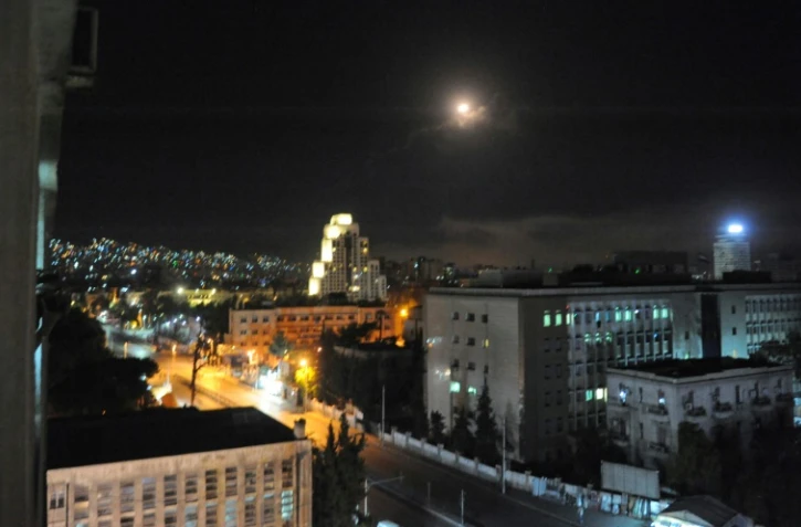 Photo provenant du site internet de l'agence de presse officielle syrienne le 14 avril 2018 d'une explosion dans la banlieue de Damas après des frappes aériennes d'Occidentaux