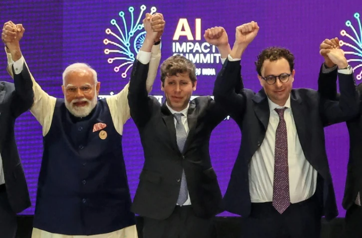 Le Premier ministre indien Narendra Modi (gauche) pose pour une photo de groupe avec des dirigeants d’entreprises d’IA, dont le PDG d’OpenAI Sam Altman (centre) et le PDG d’Anthropic Dario Amodei (droite), lors du sommet dédié à l'IA à New Delhi, le 19 février 2026.