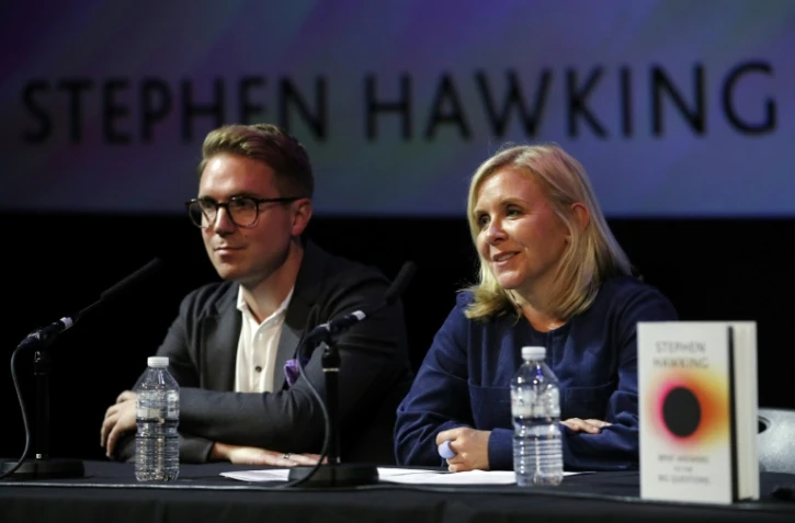 Le fils et la fille de l'astrophysicien britannique Stephen Hawking, Timothy et Lucy Hawking, lors de la présentation du livre posthume au Musée des sciences de Londres, le 15 octobre 2018