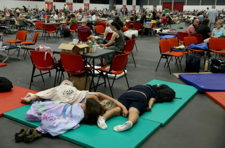 Dans un hall du parc des expositions de Bordeaux qui accueille des personnes évacuées en raison des incendies, le 25 juillet 2026 à Bordeaux