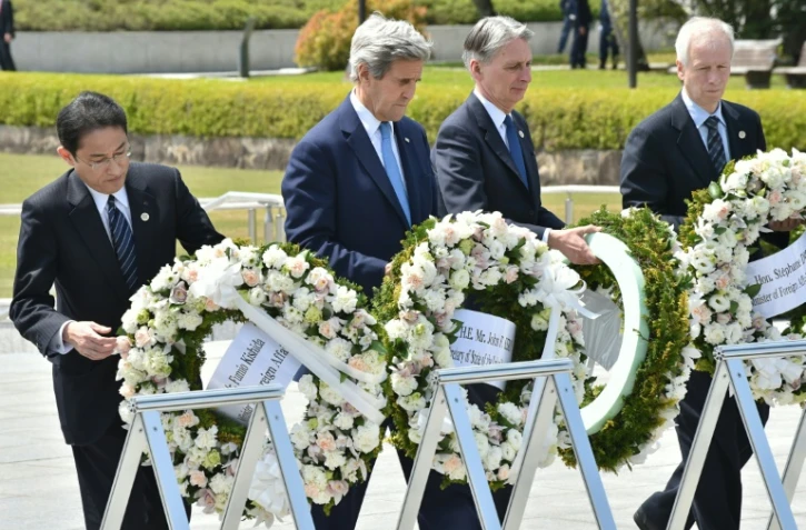 Les ministres japonais Fumio Kishida, américain John Kerry, britannique Philip Hammond et canadien Stephane Dion lors d'un hommage aux victimes de la bombe atomique le 11 avril 2016 à Hiroshima