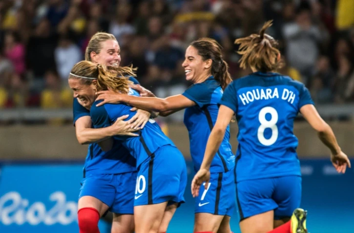 Camille Abily (C) après le 3e but marqué par les Bleues lors du match contre la Colombie le 3 août 2016 à Belo Horizonte