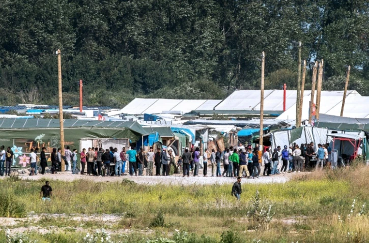 Des migrants au sein de la "jungle" de Calais, le 8 septembre 2016