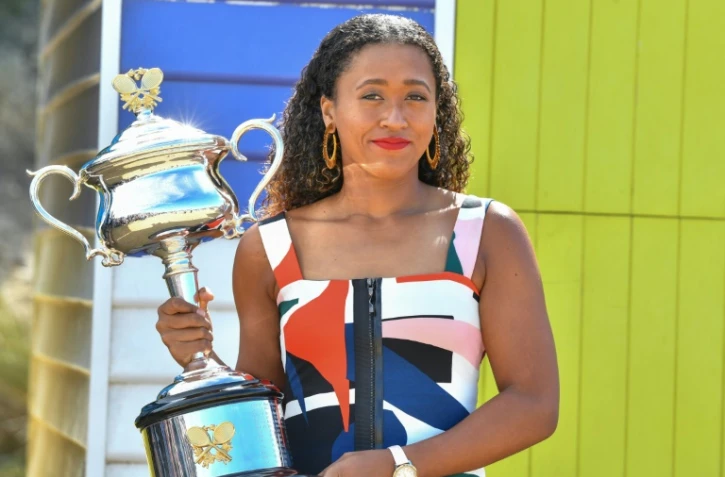 La Japonaise Naomi Osaka, vainqueur de l'Open d'Australie pose avec le trophée sur la plage de Brighton à Melbourne, le 27 janvier 2019 