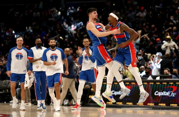 Kentavious Caldwell-Pope et Deni Avdija des Washington Wizards célèbrent un panier inscrit contre les Pelicans de la Nouvelle-Orléans à la Capital One Arena de Washington le 15 novembre 2021