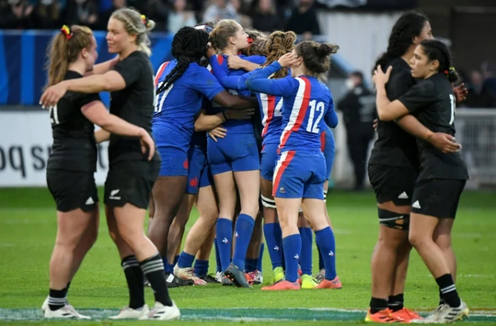 La joie des Françaises après avoir battu les Néo-Zélandaises (29-7), lors de leur dernier test-match de la tournée d'automne, le 20 novembre 2021 au Stade Pierre-Fabre à Castres
