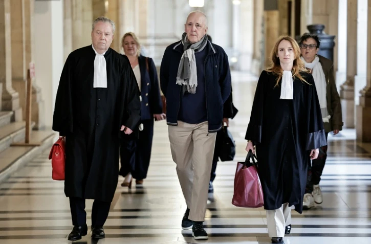 Dany Leprince (c), accompagné de ses avocats Olivier Morice (g) et Missiva Chermak Felonneau, arrive au Palais de Justice de Paris, le 7 mai 2026