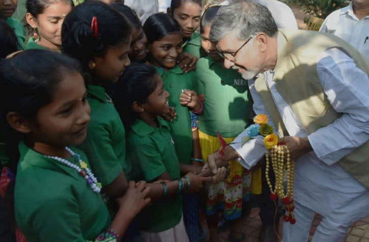 Le prix Nobel de la paix indien Kailash Satyarthi reçoit des fleurs d'écoliers, le 6 novembre 2015.