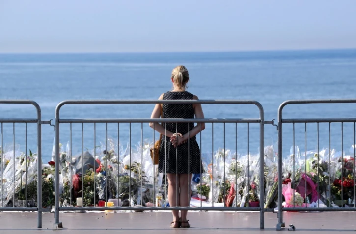 Un femme se recueille sur la promenade des Anglais, à Nice, le 19 juillet 2016