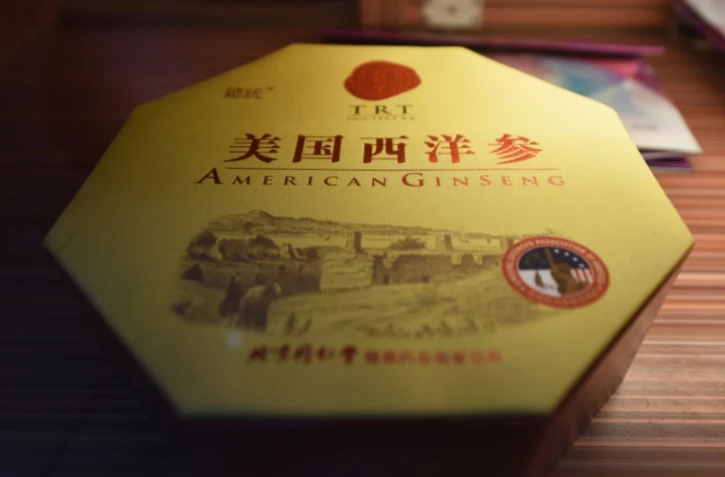 Une boîte de "Ginseng américain" dans une pharmacie à Pékin, le 4 avril 2018, un des produits américains que la Chine a déjà taxés en raison du bras de fer commercial qui l'oppose aux Etats-Unis 