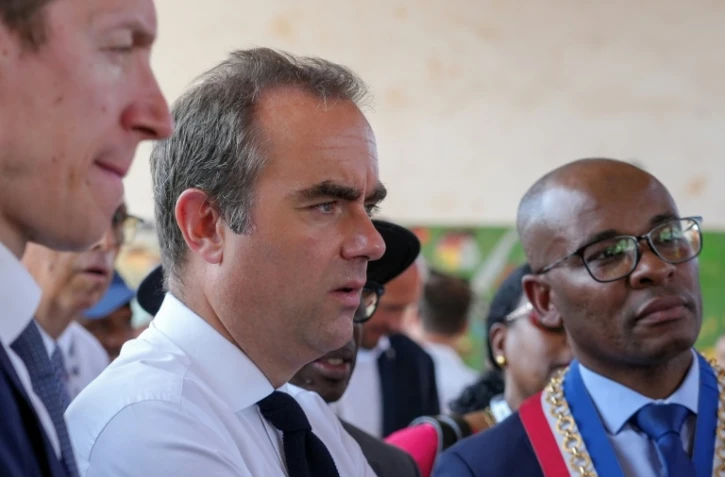Le Premier ministre Sébastien Lecornu, entouré par le ministre de l'Education  Edouard Geffray, à gauche, et le maire de Mamoudzou, Ambdilwahedou Soumaïla, le 27 juillet 2026 à Kaweni, à Mayotte
