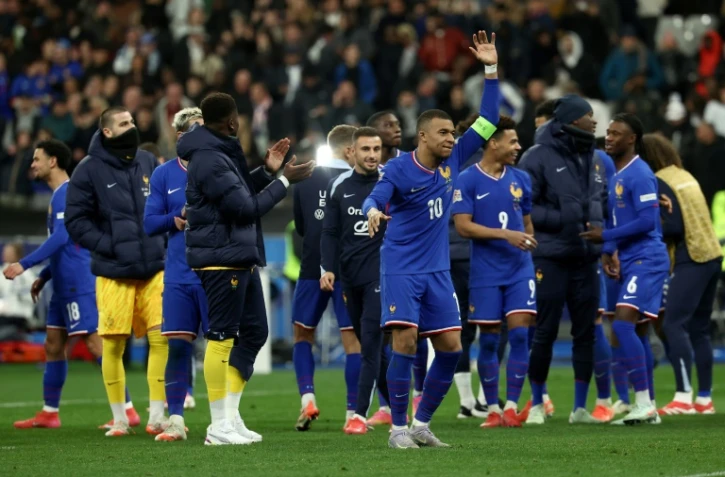 La joie des Français et notamment de leur capitaine Kylian Mbappe (5d) après leur victoire aux tirs au but (5-4) face à la Croatie qualificative pour les demi-finales de la Ligue des nations, le 23 mars 2025 au Stade de France