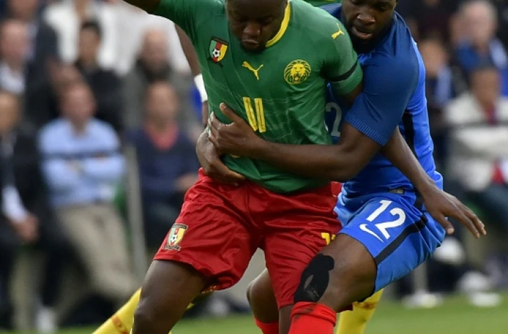 Le milieu de terrain de l'équipe de France Lassana Diarra (d) lors du match contre le Cameroun le 30 mai 2016 à Nantes