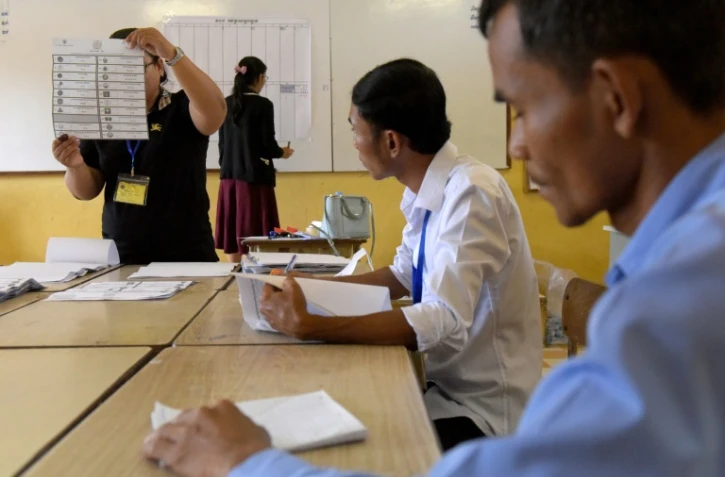 Décompte des voix dans un bureau de vote à Phnom Penh lors des élections législatives au Cambodge, le 29 juillet 2018